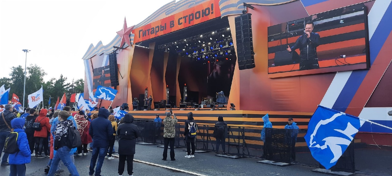 На площади Куйбышева проходит гала-концерт фестиваля антифашистской песни «Гитары в строю»