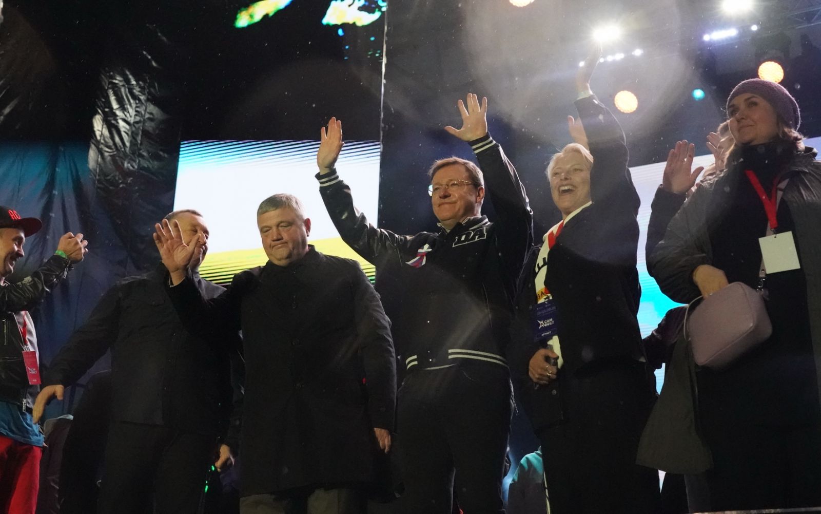 Губернатор Дмитрий Азаров поздравил земляков с Днем России и победителей фестиваля «САМ.ФЕСТ»