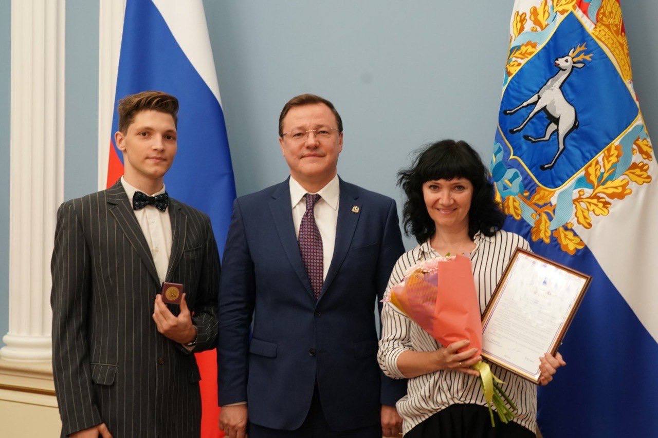 Дмитрий Азаров поддержал инициативу выпускников о поощрении педагогов, подготовивших стобалльников