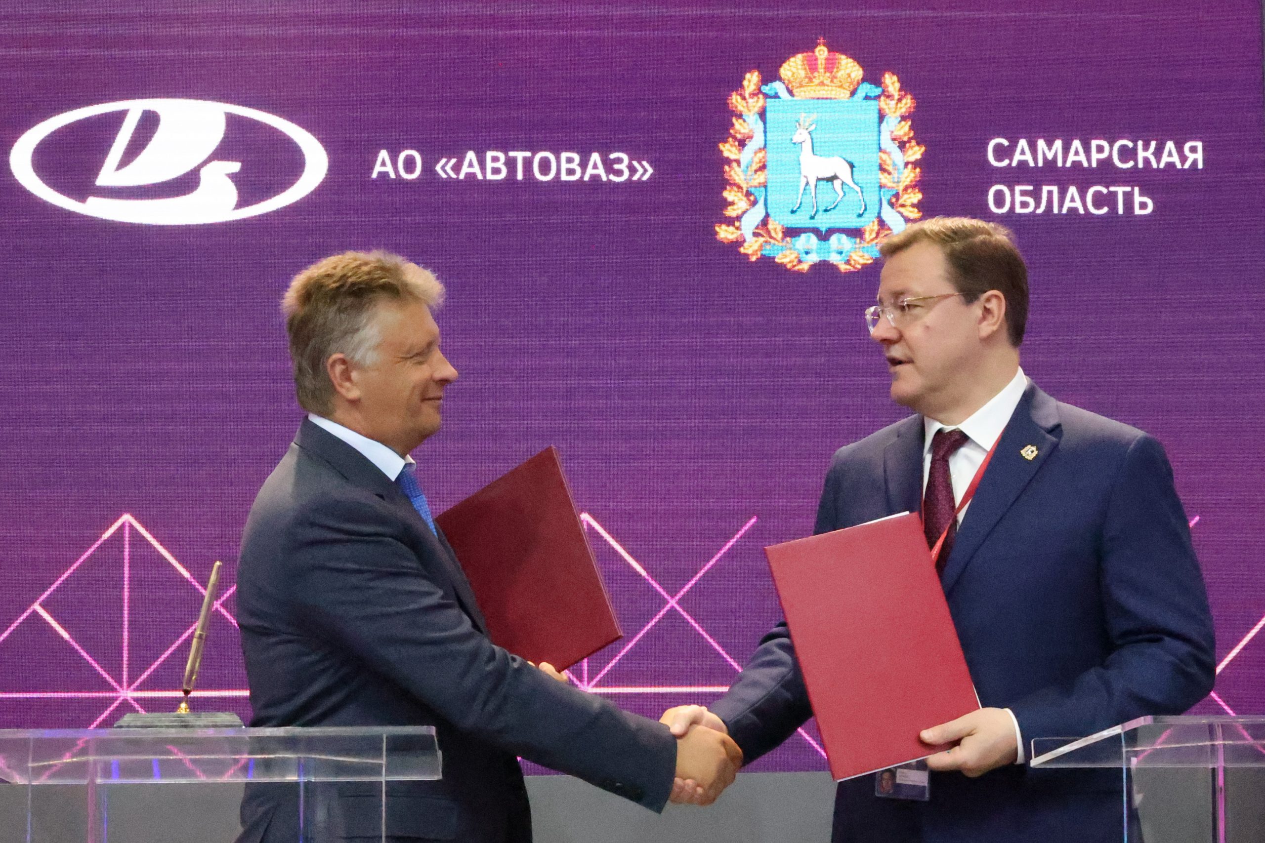 Дмитрий Азаров и президент АвтоВАЗа Максим Соколов подписали на ПМЭФ-2023 соглашение о сотрудничестве