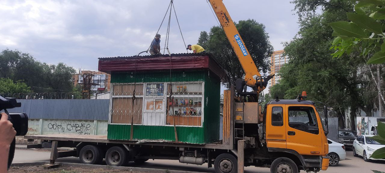 В Самаре продолжается демонтаж и вывоз незаконных торговых объектов