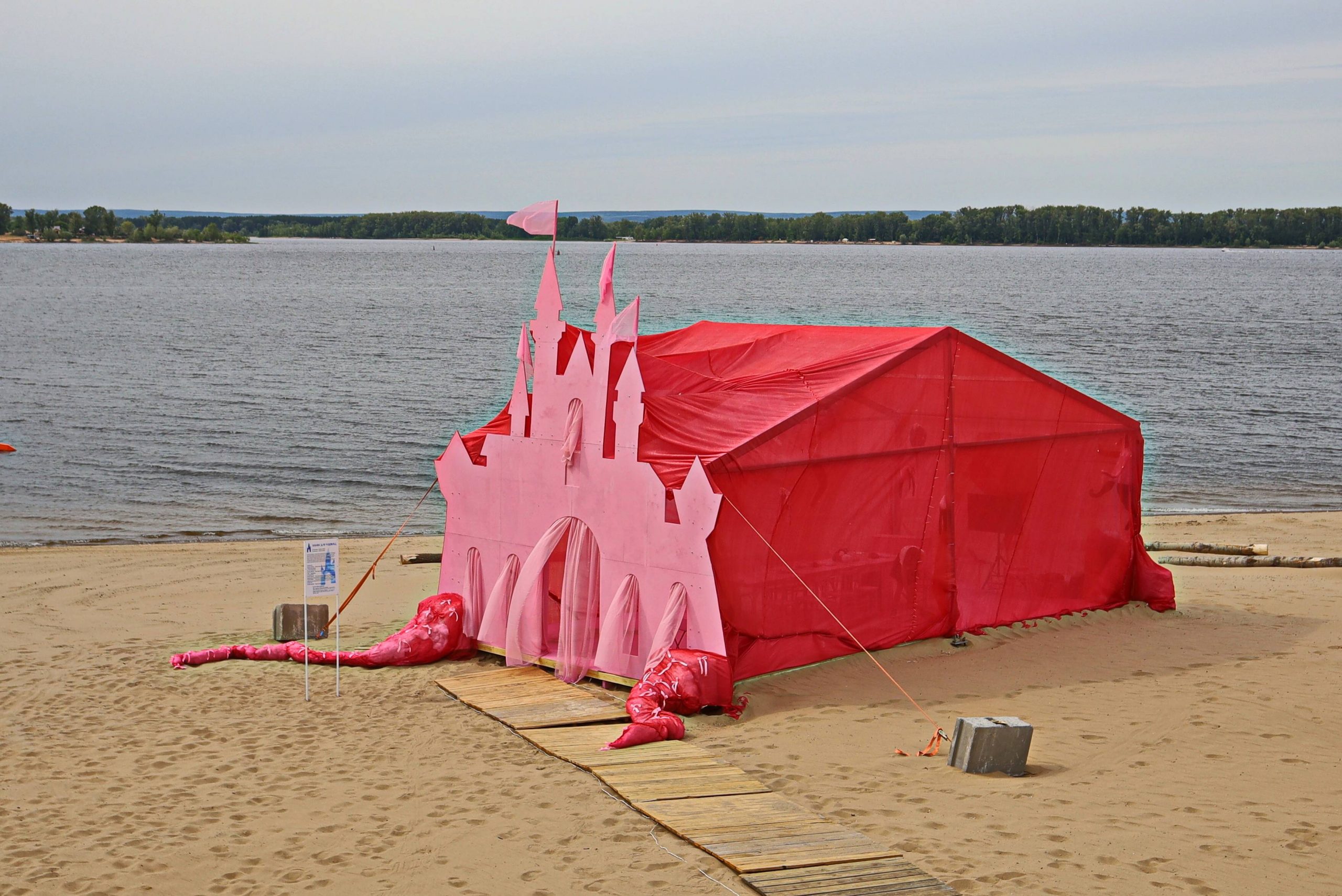 Гигантский розовый замок и порталы-кабинки: что еще посмотреть на «ВолгаФесте-2023»