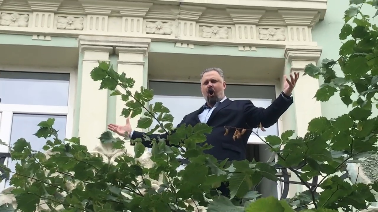 Солист Большого театра спел на «шаляпинском балконе» в честь 150-летия певца