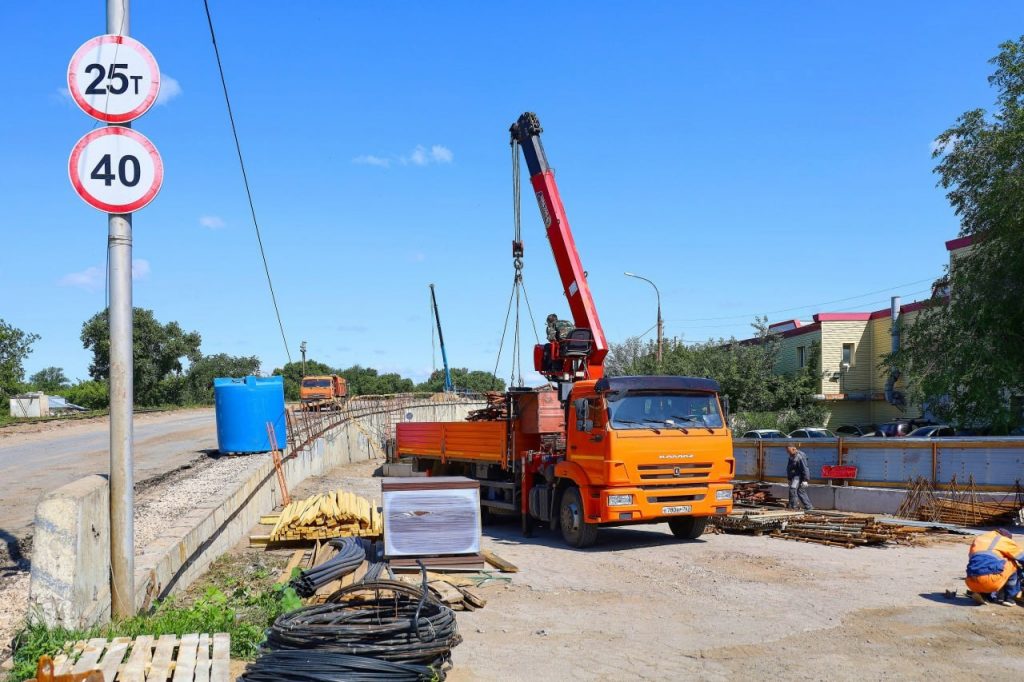 На путепроводе по улице Земеца в Самаре начали подготовку к установке железобетонных ограждений