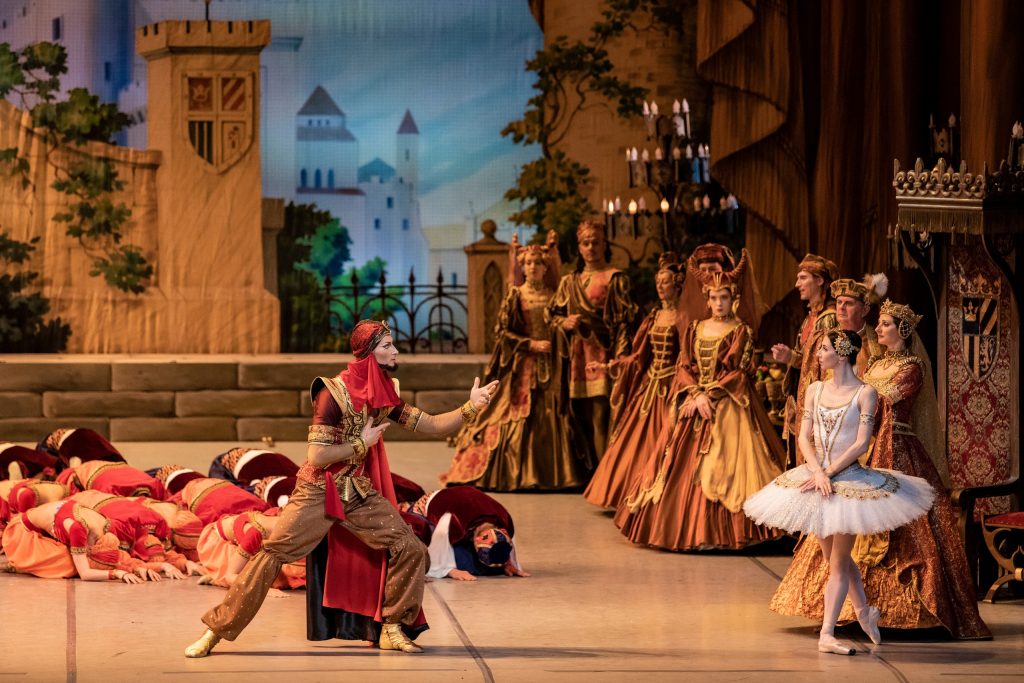 Имперский размах: в театре оперы и балета прошла премьера балета «Раймонда»
