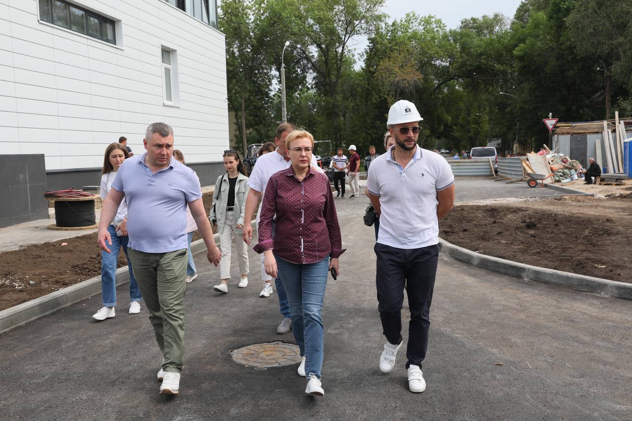 Елена Лапушкина проверила ход строительства бассейна и детского сада