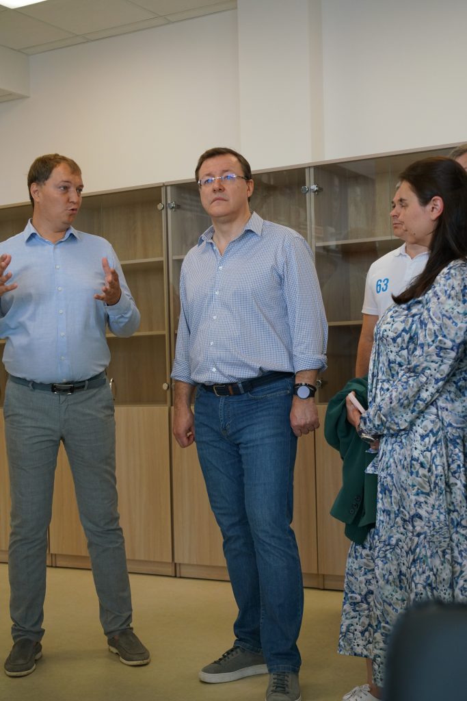 Губернатор Дмитрий Азаров оценил готовность новой школы в Южном городе