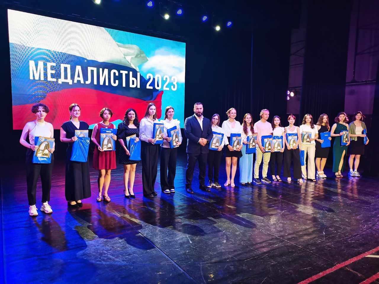 В Промышленном районе Самары поздравили выпускников-медалистов