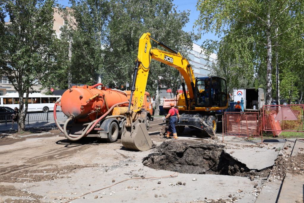 На улице Мичурина продолжаются работы, необходимые для устранения повреждения на водоводе