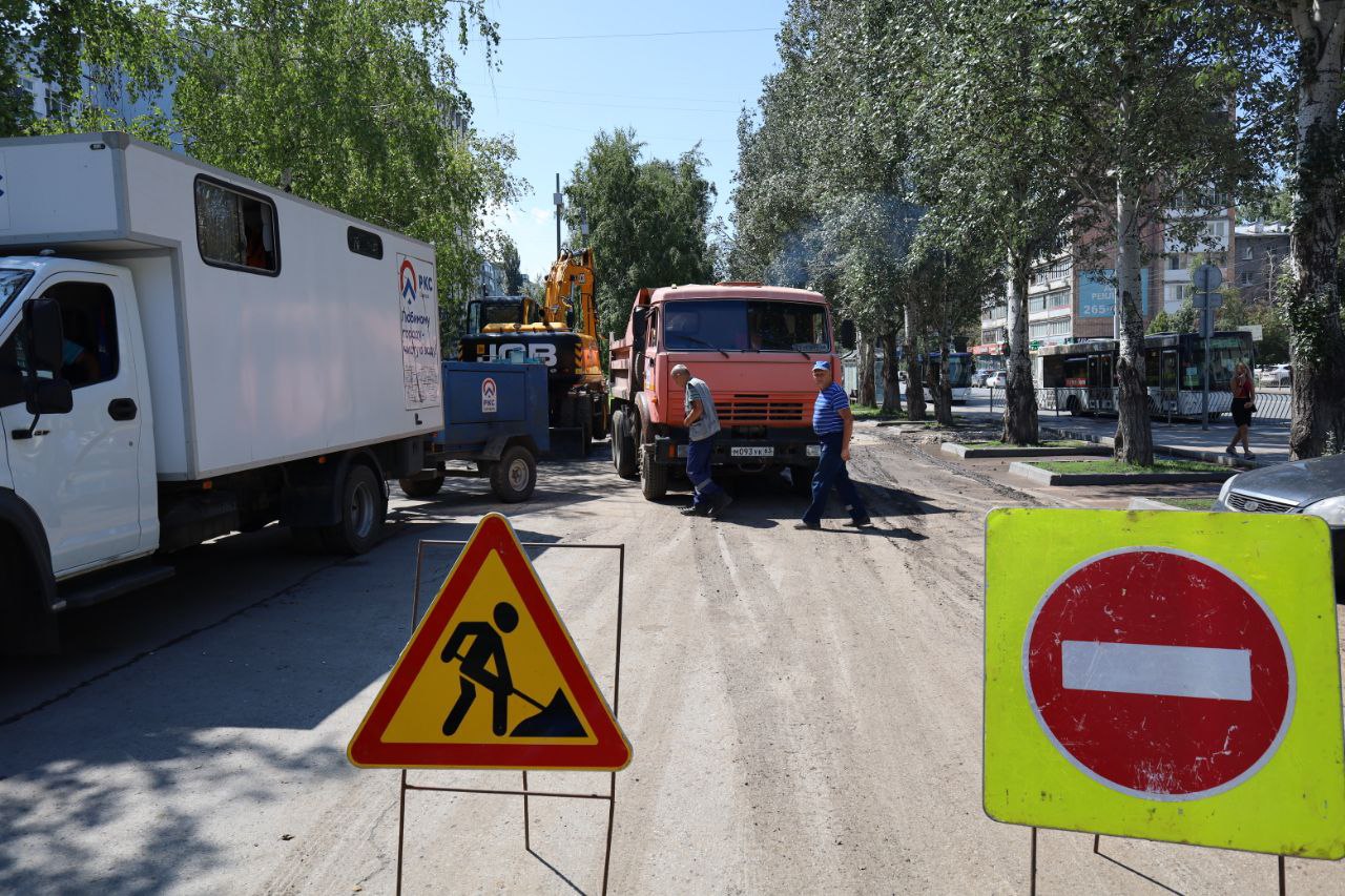 На улице Мичурина продолжаются работы, необходимые для устранения повреждения на водоводе