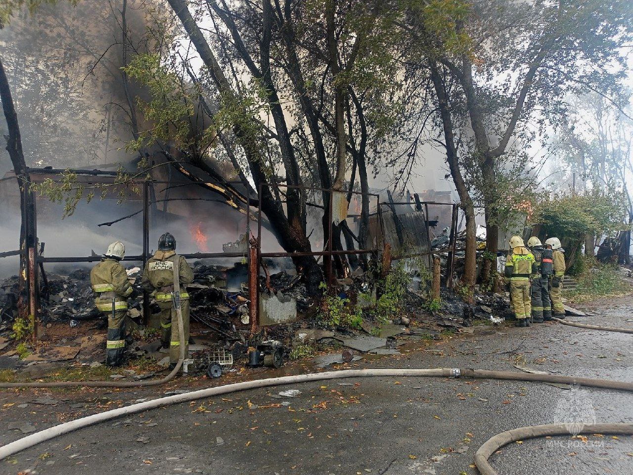 В Кировском районе потушили горевший заброшенный дом