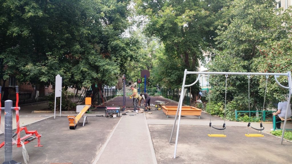 К 1 сентября завершат обустройство детской площадки в одном из дворов в Самарском районе