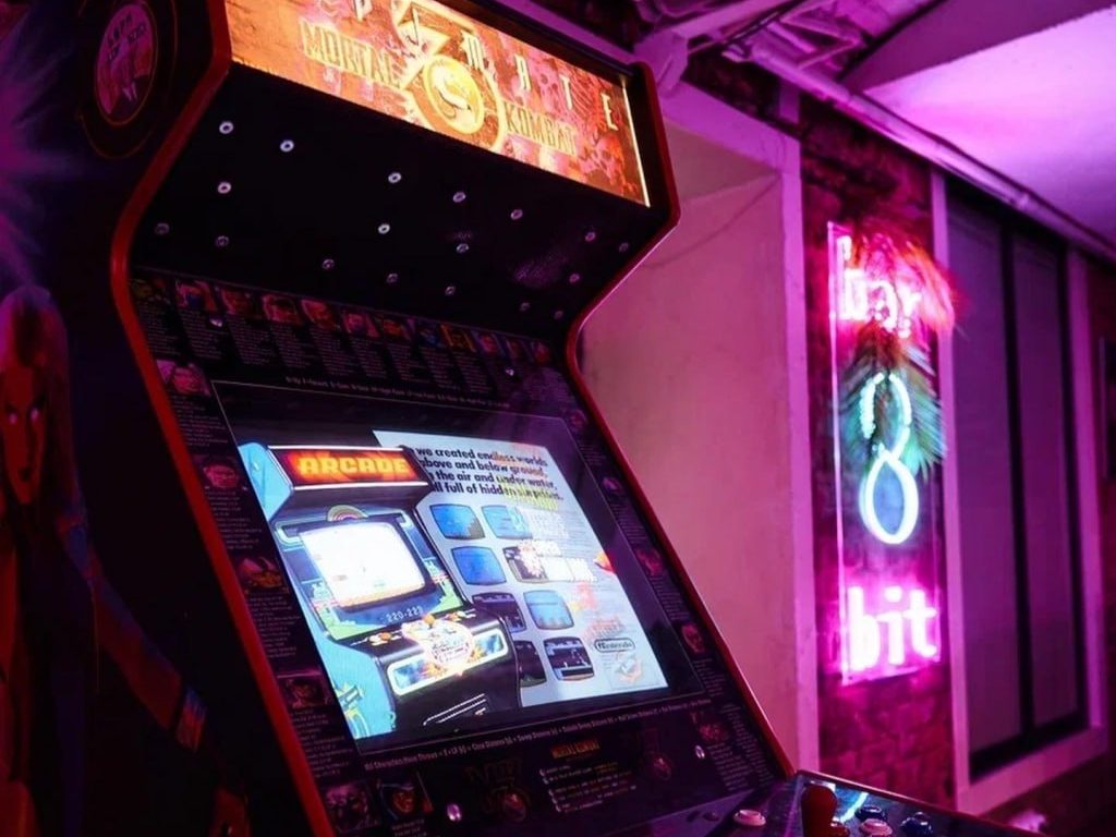 «Пакман», мини-керлинг и автомат с ретро-играми: как самарский бар сделал ставку на ностальгию и не прогадал