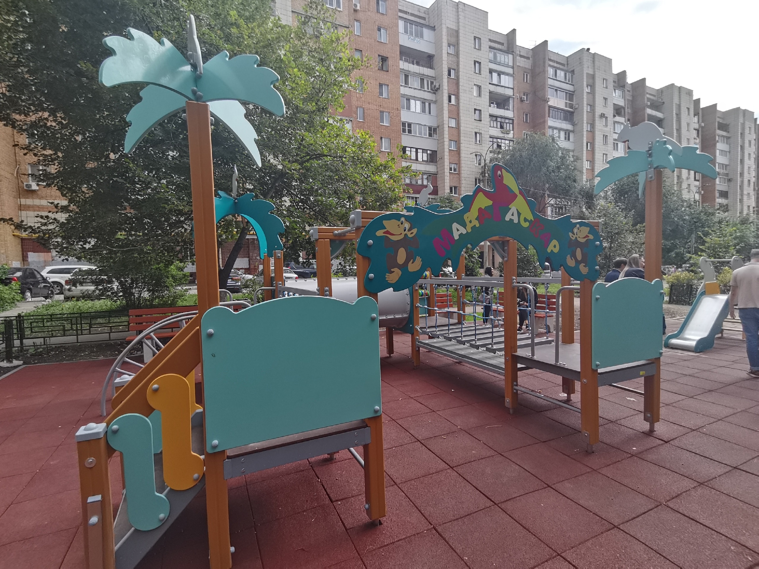 В Ленинском районе во дворе на Агибалова появилась детская площадка