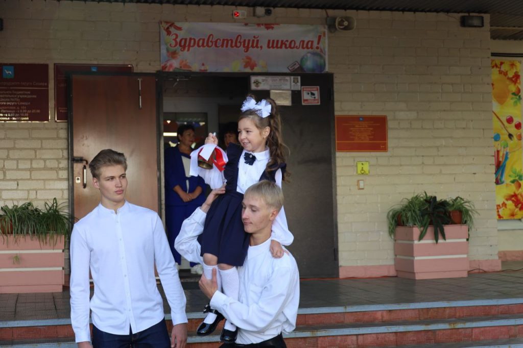 Глава Самары приняла участие в торжественной линейке в школе № 79