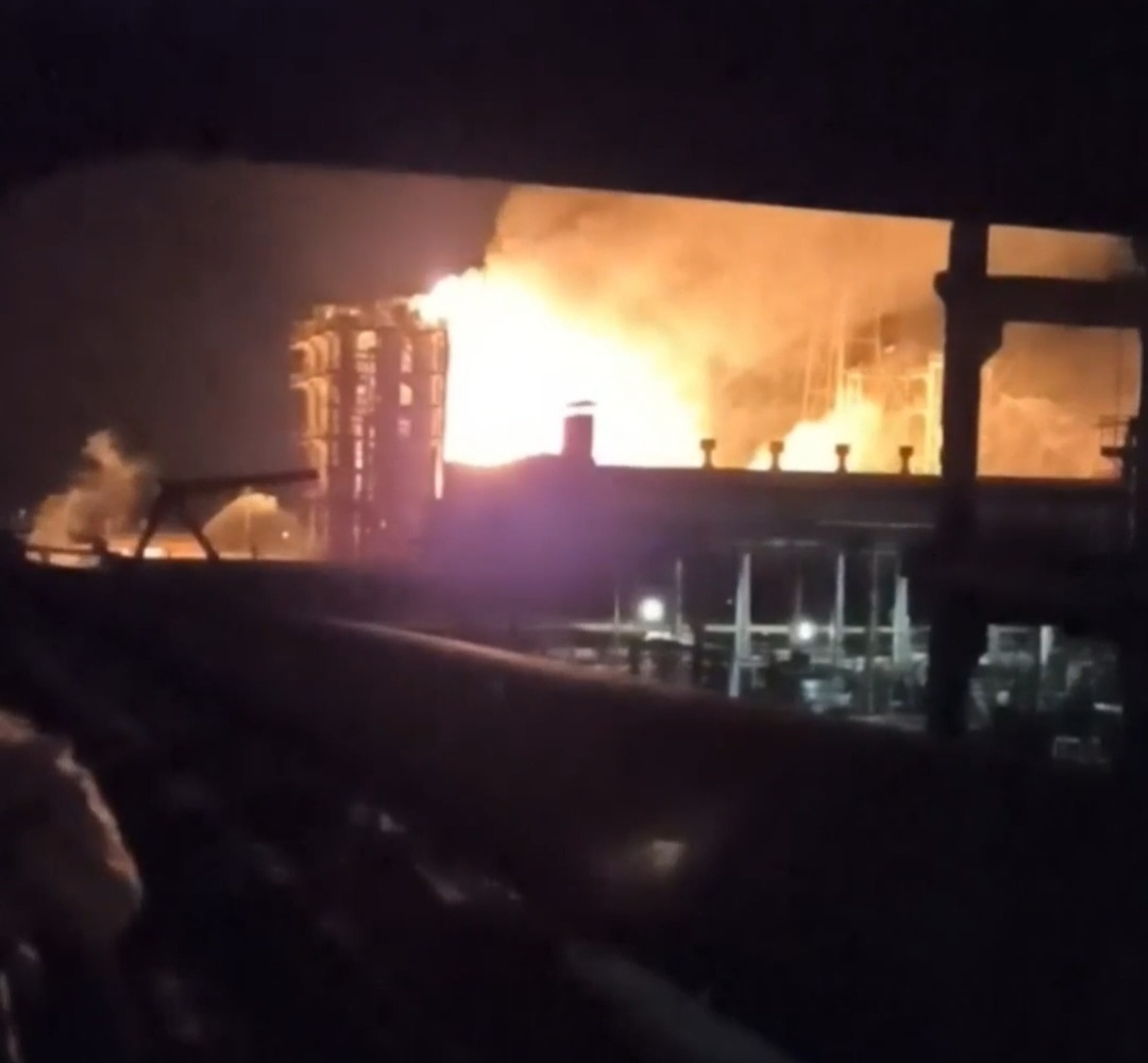 В Новокуйбышевске горит цех нефтехимической компании