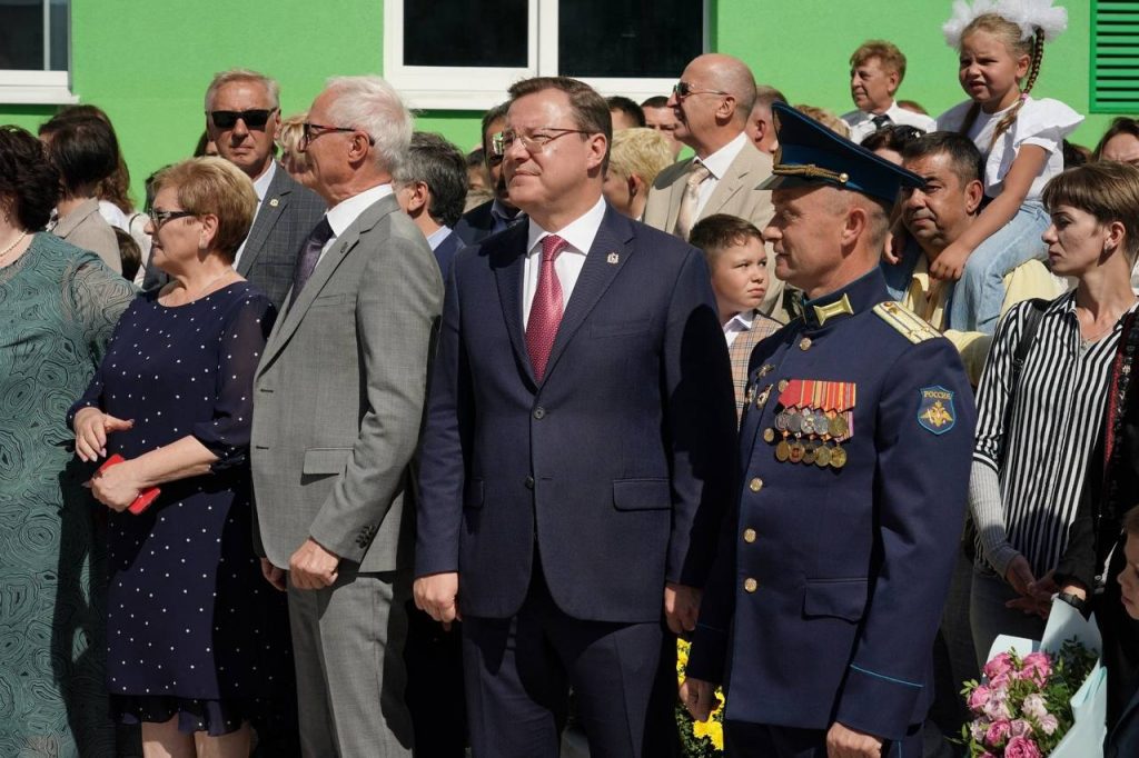 Губернатор Дмитрий Азаров открыл самую большую школу в Самарской области