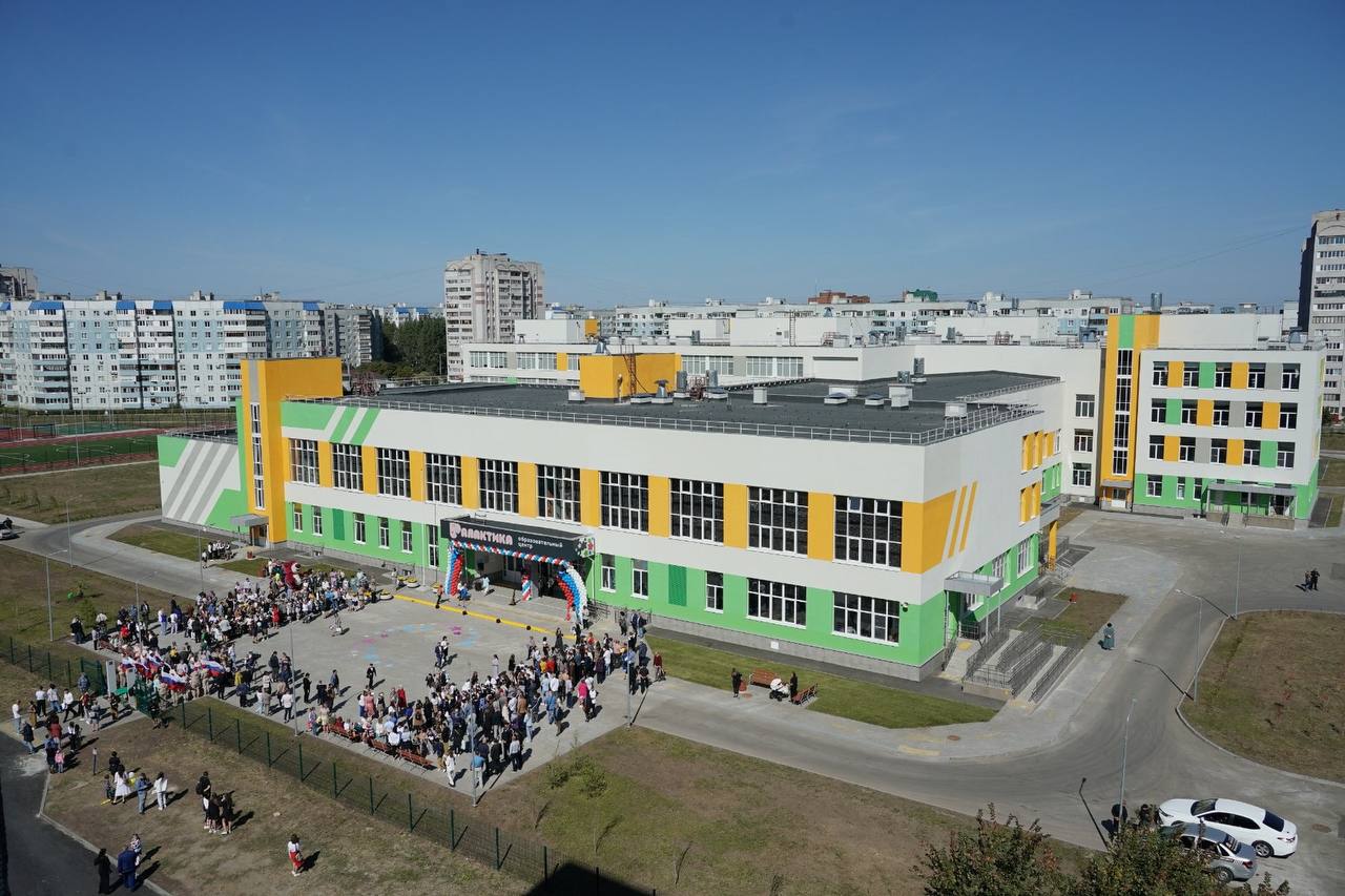 Губернатор Дмитрий Азаров открыл самую большую школу в Самарской области