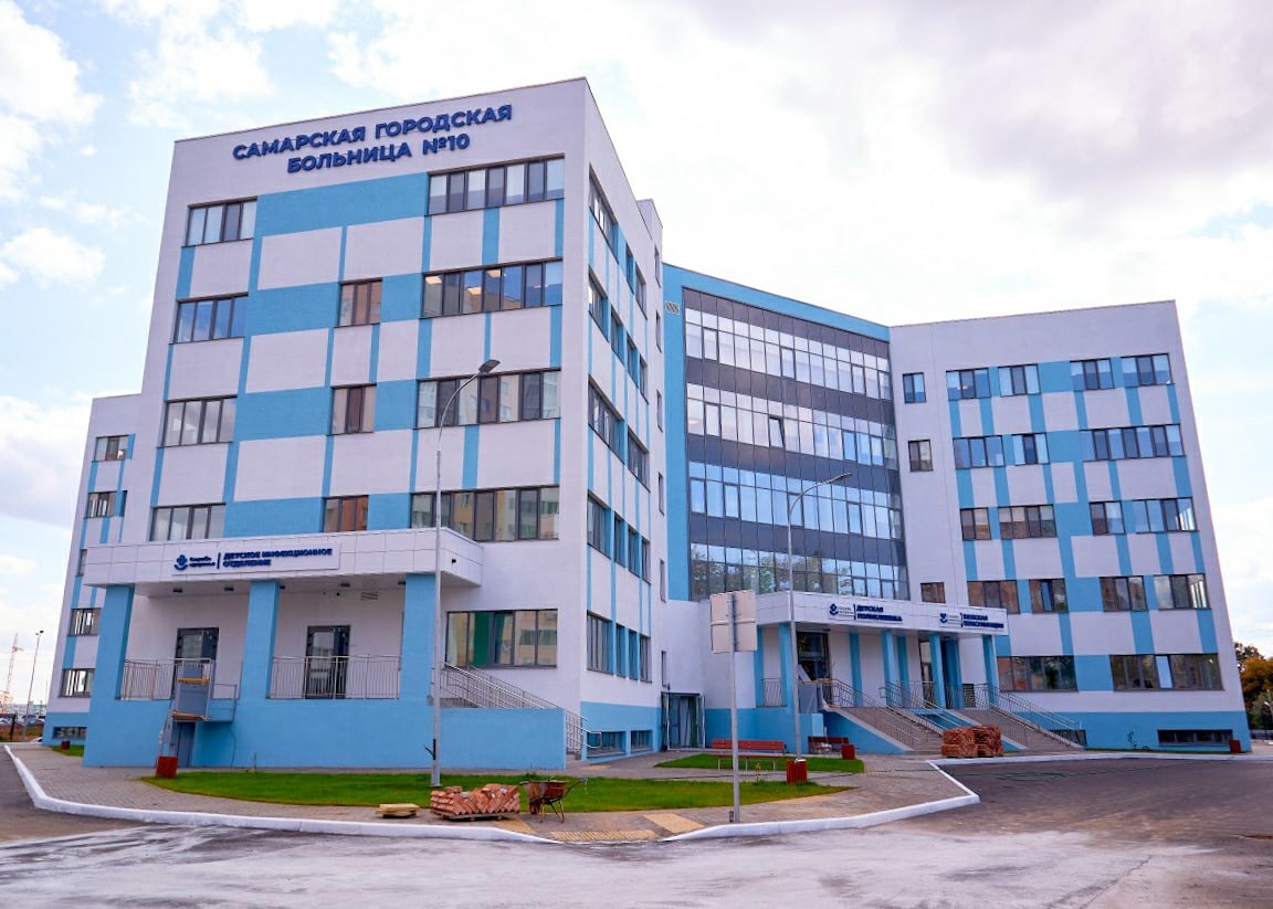 В новую поликлинику в Волгаре начали завозить медоборудование