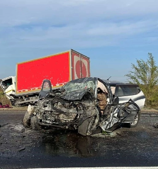 В столкновении "Ниссана" и грузовика в Самарской области погиб один человек