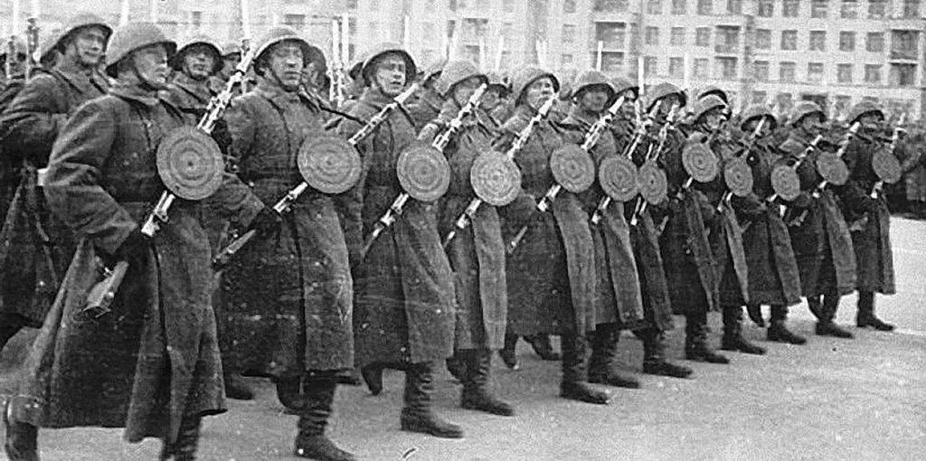 Чем были вооружены участники парада 7 ноября 1941 года в Куйбышеве