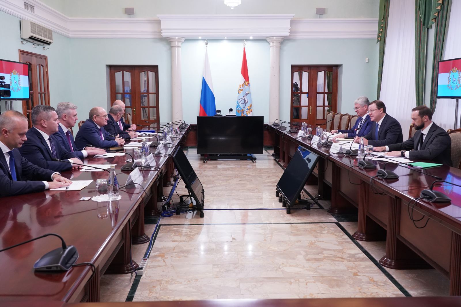 Губернатор Дмитрий Азаров провел совещание с руководством ПАО «Газпром» и дочерних компаний