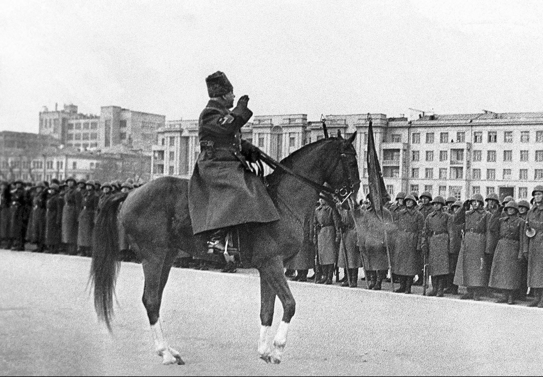 Куйбышев парад 7 ноября 1941 года. Парад 7 ноября 1941 в Куйбышеве. Техника во время парада 7 ноября в Куйбышева. Военный парад 7 ноября 1941 где проходил