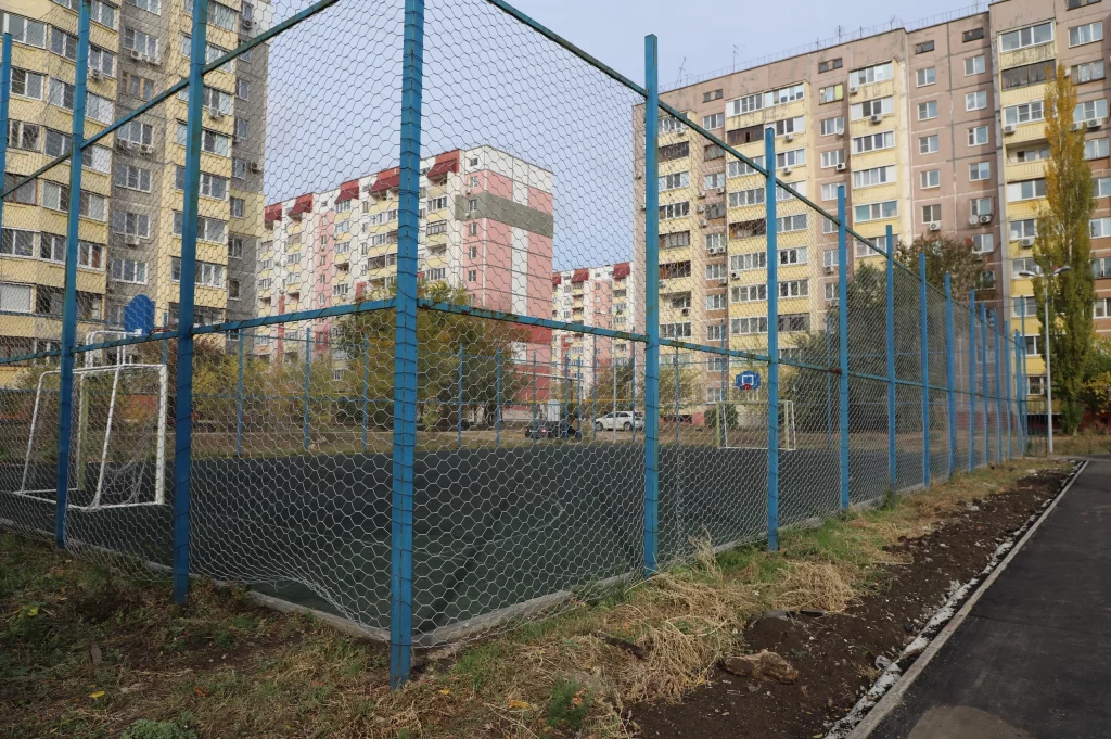 В Куйбышевском районе появится еще один двор с тренажерами и детской площадкой