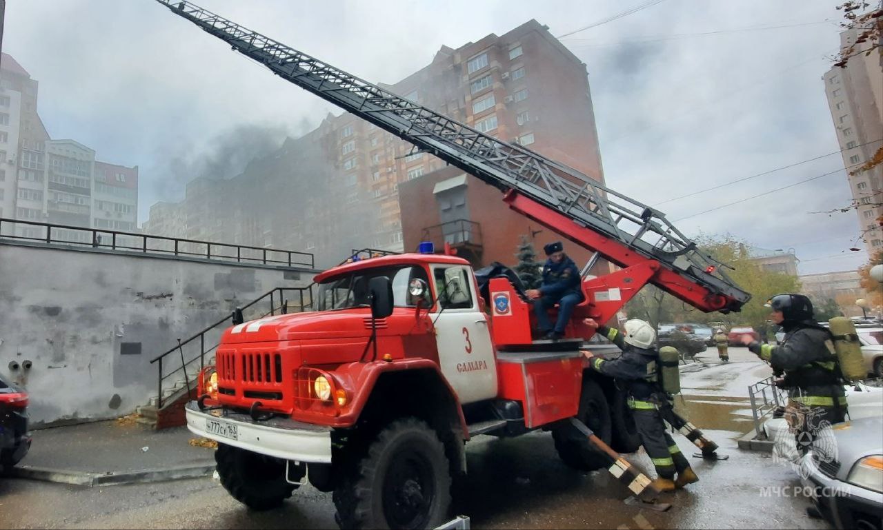 В Самаре тушат пожар в доме на улице Никитинской