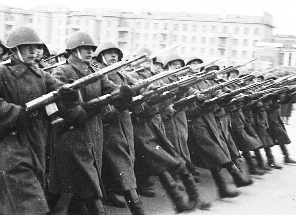 Чем были вооружены участники парада 7 ноября 1941 года в Куйбышеве