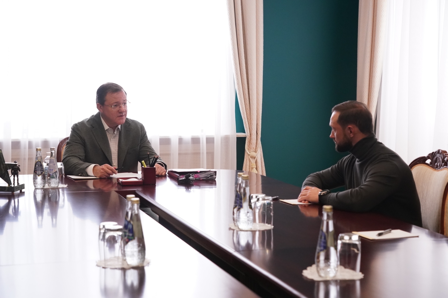 Губернатор Дмитрий Азаров провел встречу с Александром Мордвиновым