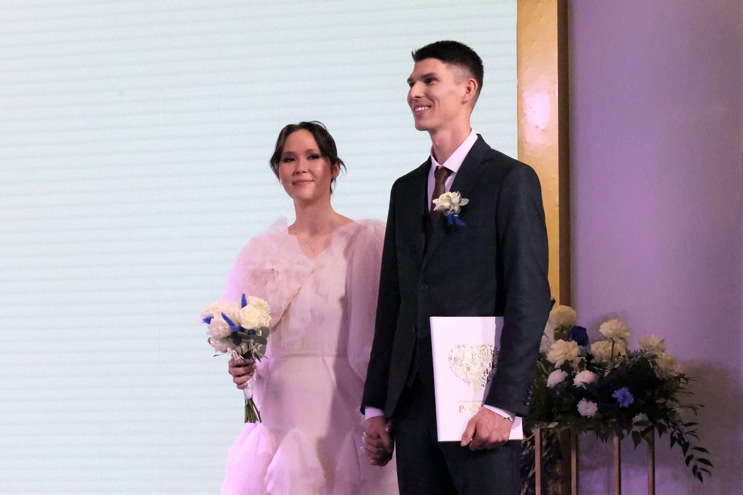 Космонавты поздравили самарскую пару, поженившуюся на выставке "Россия"