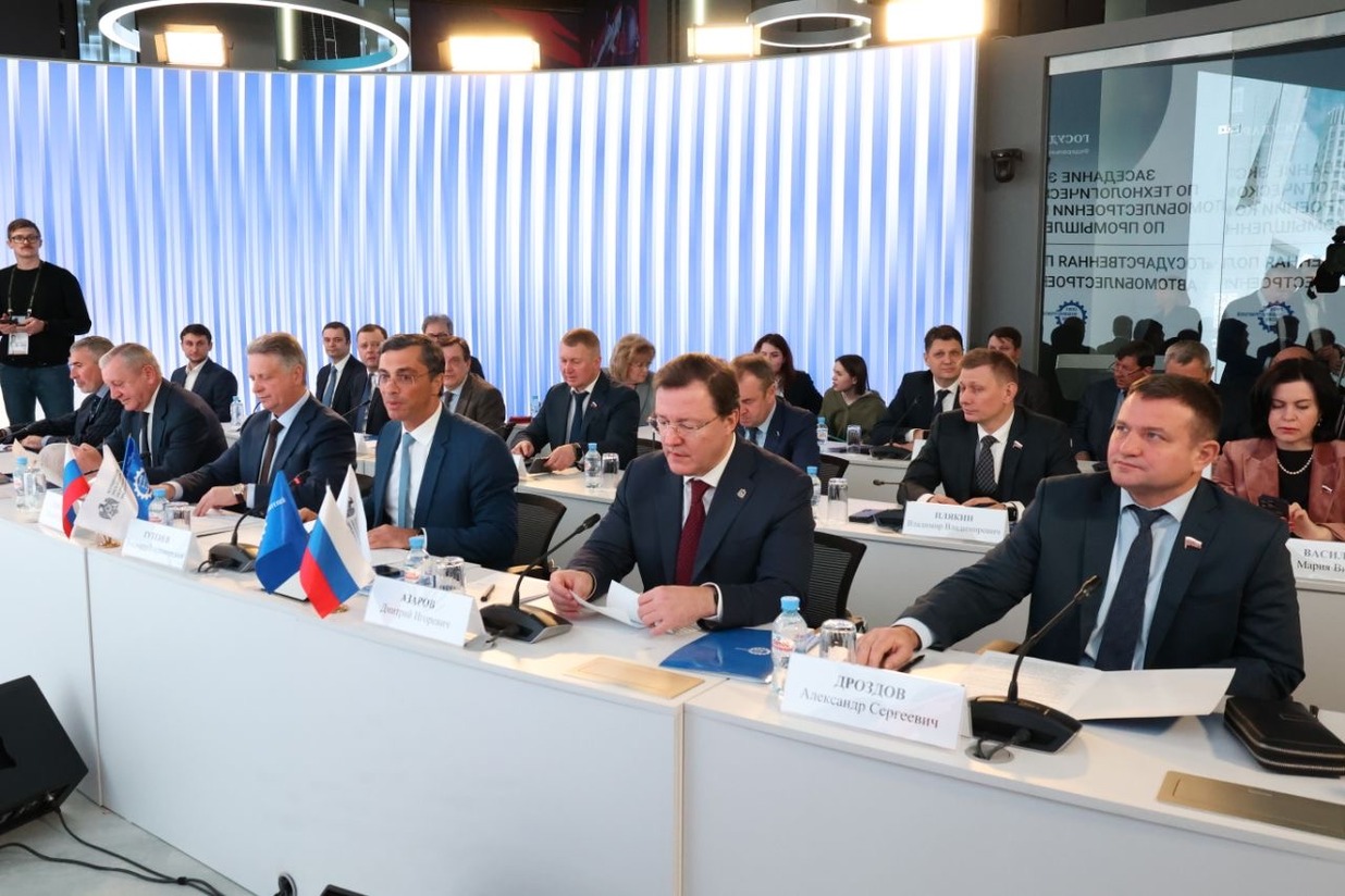Дмитрий Азаров выступил на заседании экспертного совета комитета Госдумы по промышленности и торговле