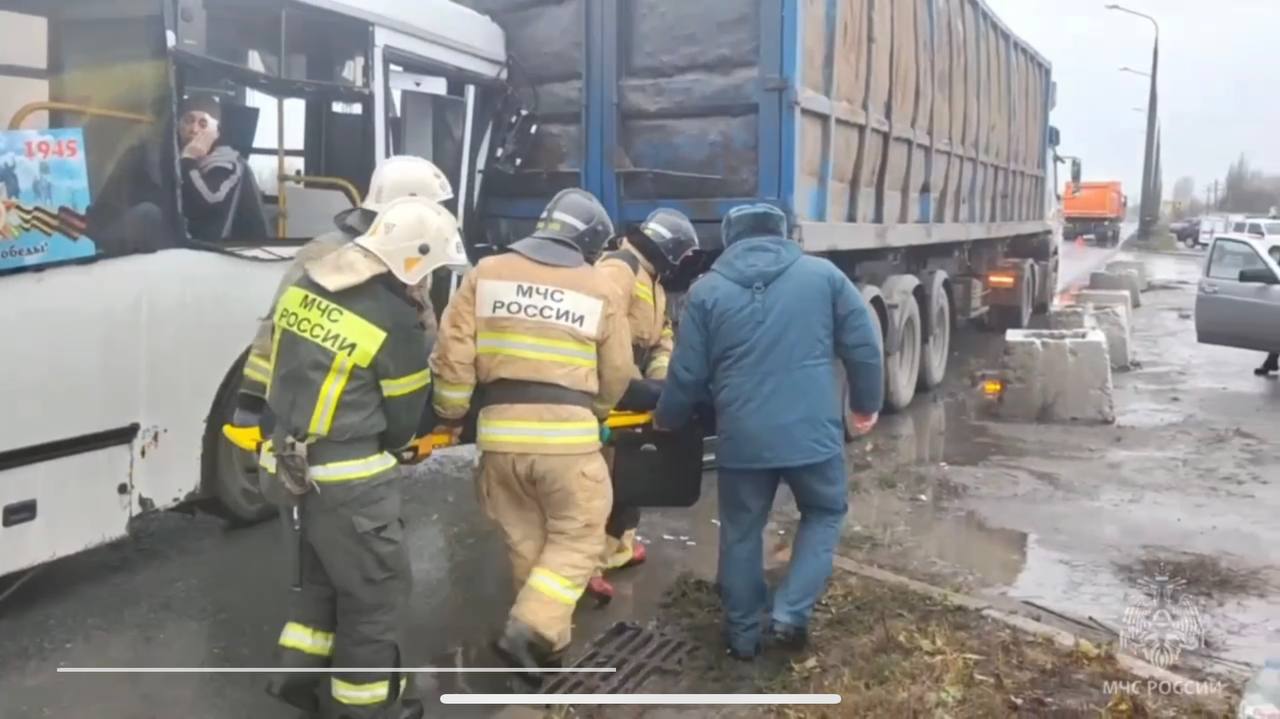 В Тольятти в аварии с участием автобуса и грузовика пострадали пять человек