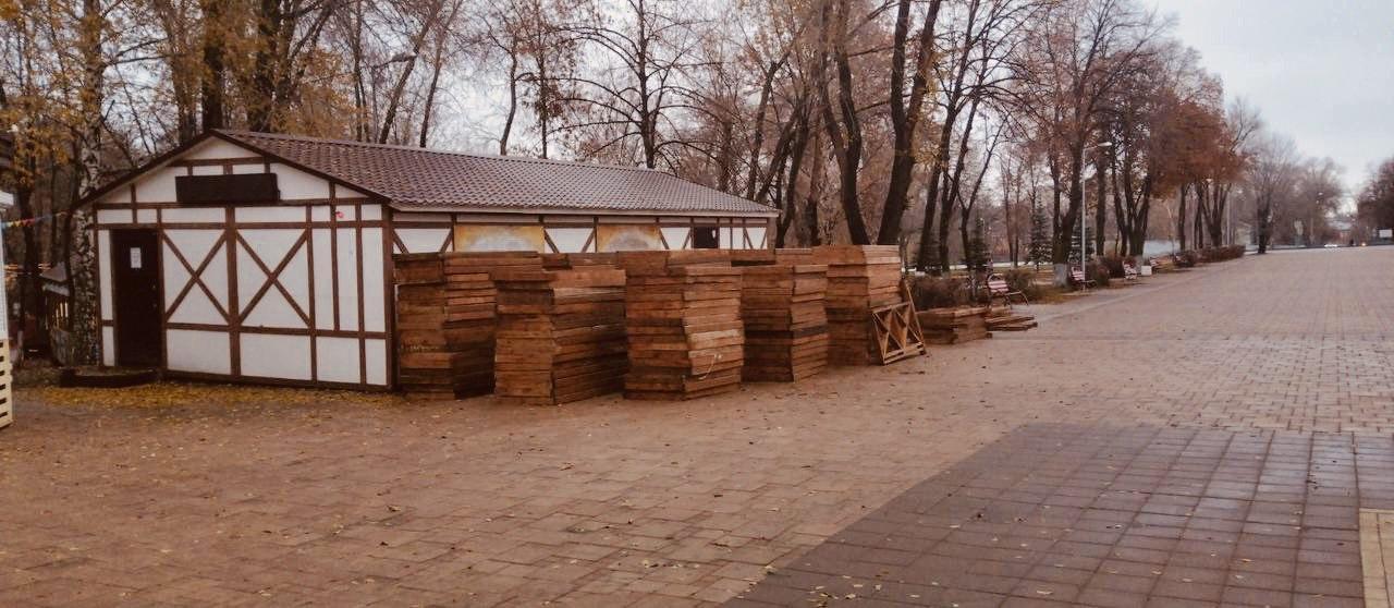 В Самаре начали монтировать каток в парке Дружбы