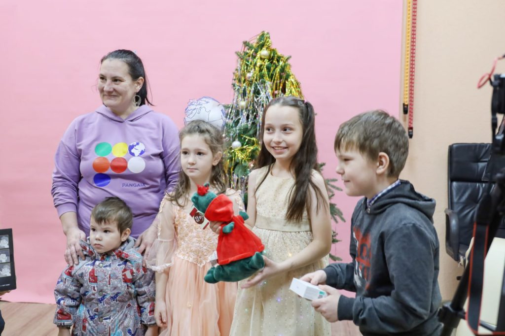 Редакция «Самарской газеты» вручила новогодние подарки многодетной семье