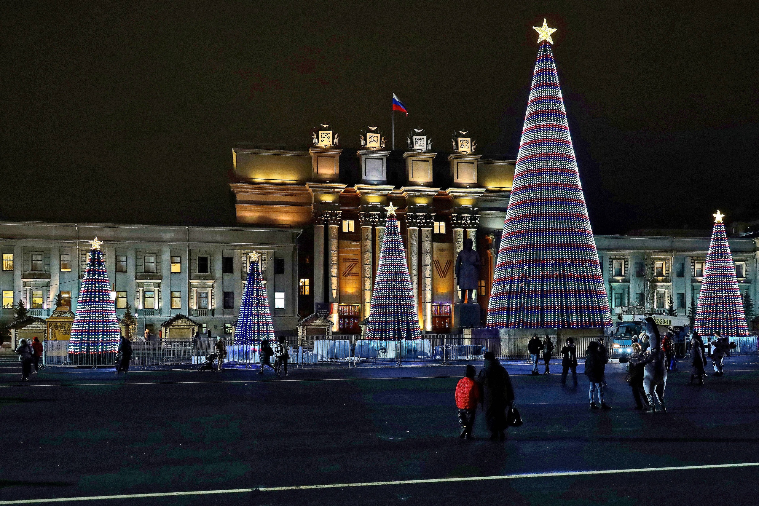 Жители Самары могут на площади Куйбышева поиграть в лазертаг и снежковый тир