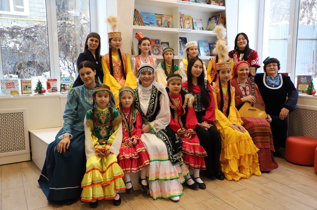 В библиотеке на Ленинградской презентовали книгу сказок на 17 языках