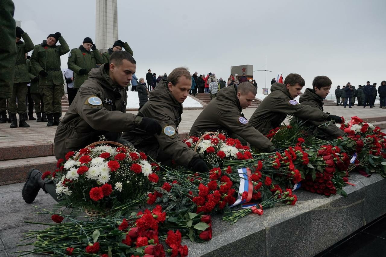 В Самаре в День неизвестного солдата возложили цветы к Вечному огню