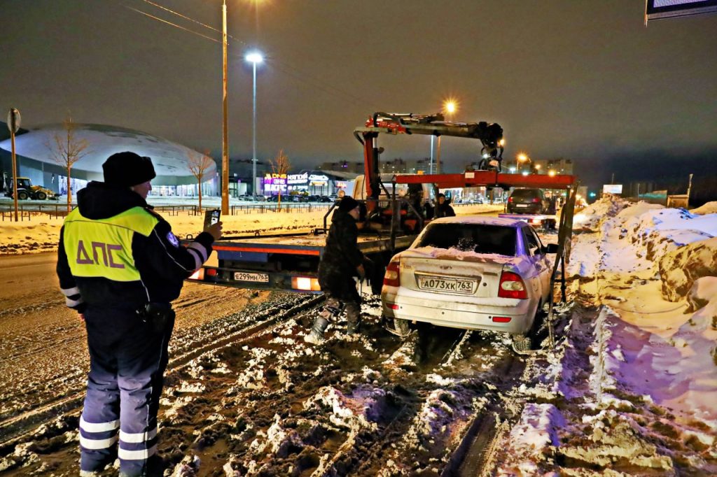 За ночь с улиц Самары эвакуировали 20 машин, мешавших расчистке снега