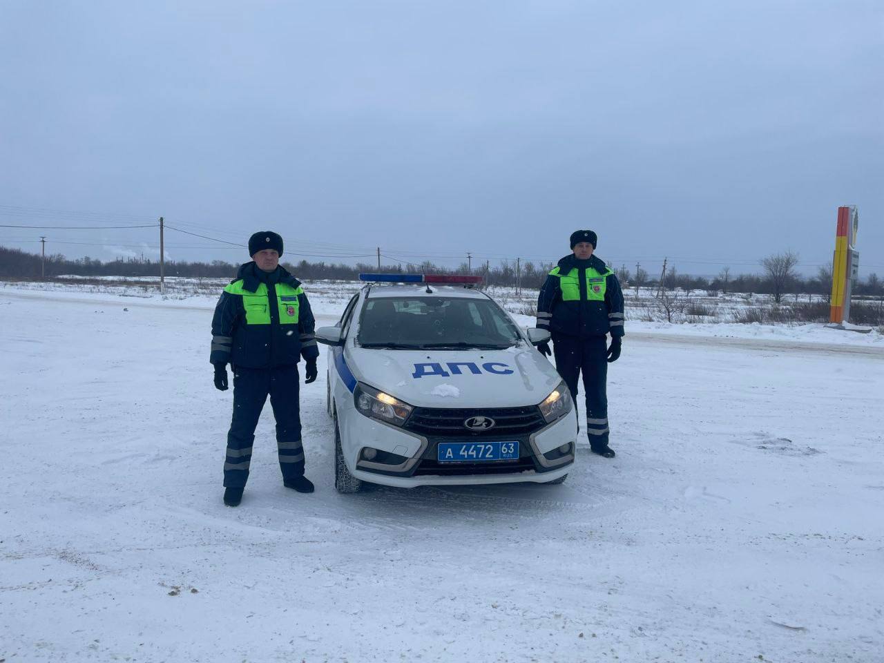 В Самарской области полицейские помогли пассажирам сломавшегося в мороз автобуса