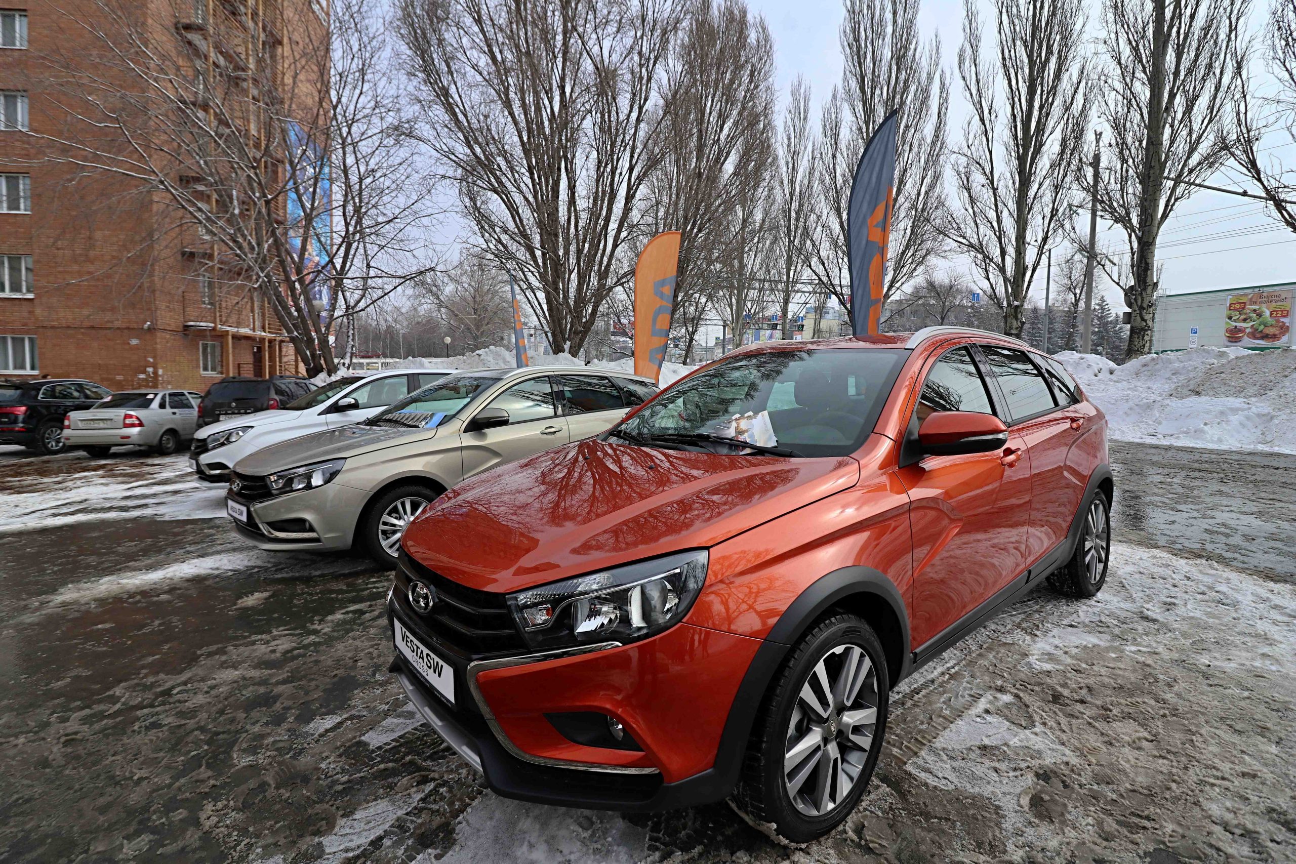 Российских чиновников начали пересаживать на Lada Vesta
