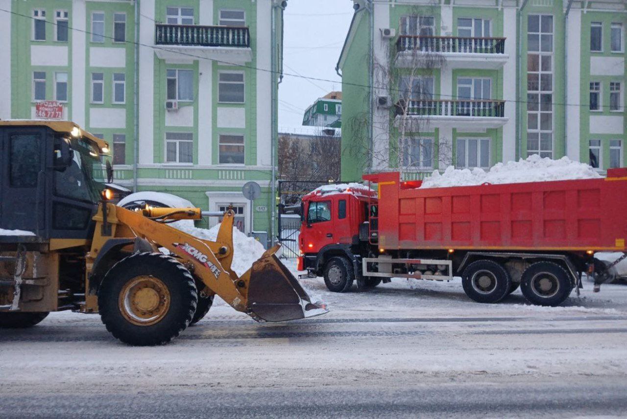 В Самаре в круглосуточном режиме очищают улицы от снега перед предстоящими морозами