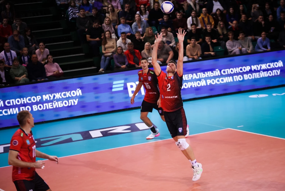 Самарские волейболисты проиграли соперникам из Санкт-Петербурга
