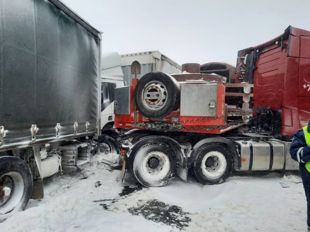 В Самарской области столкнулись 12 грузовиков и две легковушки