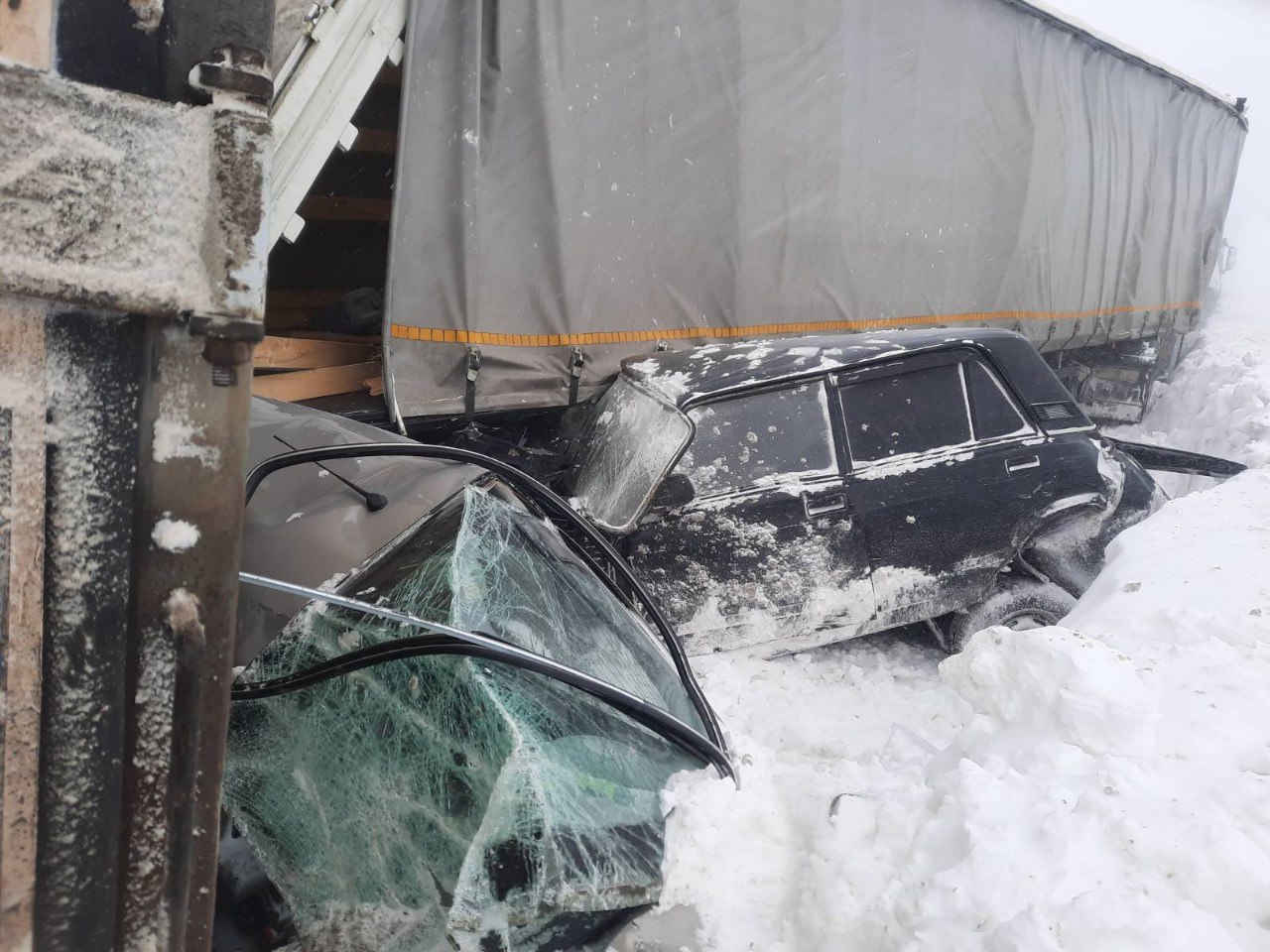 В Самарской области столкнулись 12 грузовиков и две легковушки
