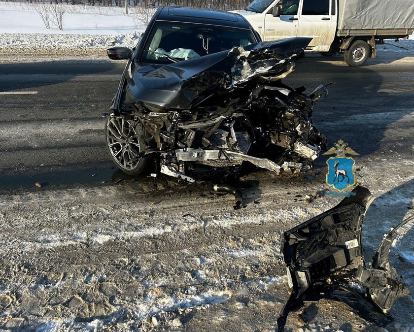 В Самарской области в лобовом столкновении Lada Granta и BMW погибла девушка