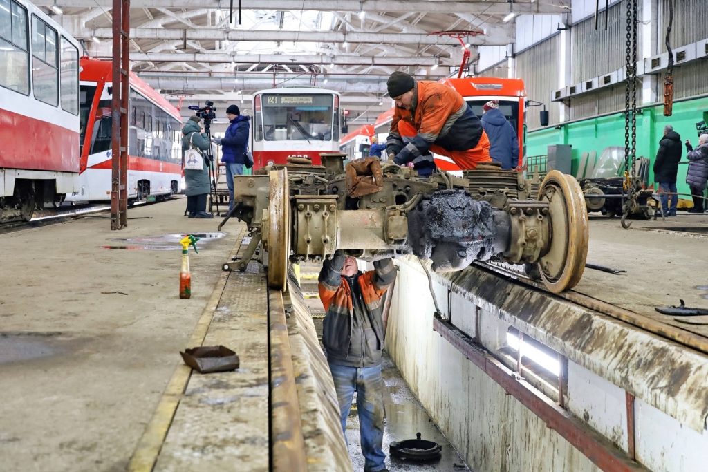 Для ускорения ремонта трамваев ТТУ увеличило количество сотрудников подразделений
