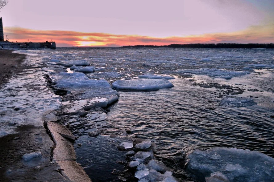 Самарские спасатели выявили самый толстый лед на Волге у берегов Октябрьска