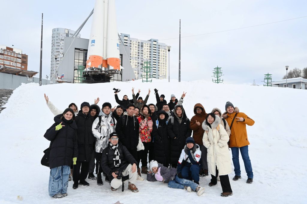 Студенты-иностранцы из Китая покатались по Волге на «подушках» и лепили снеговиков